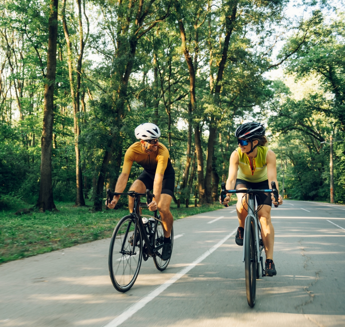 Cyclistes sur une piste boisée à Laval